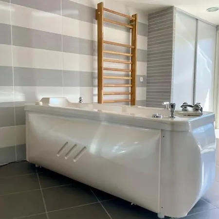 Villa Avec Piscine Et Jacuzzi A Ajaccio *