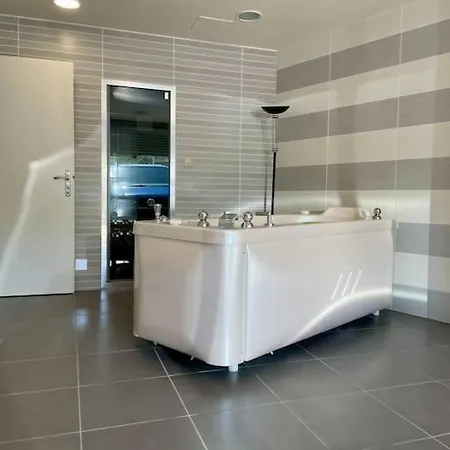 Avec Piscine Et Jacuzzi A Ajaccio * Ajaccio (Corsica)